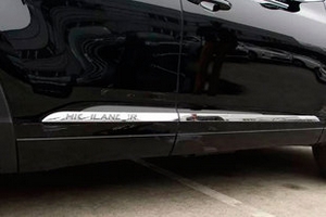 Стальные молдинги с надписью на двери OEM-Tuning Toyota Highlander 2014-2019 ― Auto-Clover