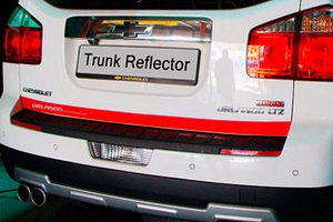 Стикер светоотражающий на крышку багажника Racetech Chevrolet Orlando 2011-2019 ― Auto-Clover